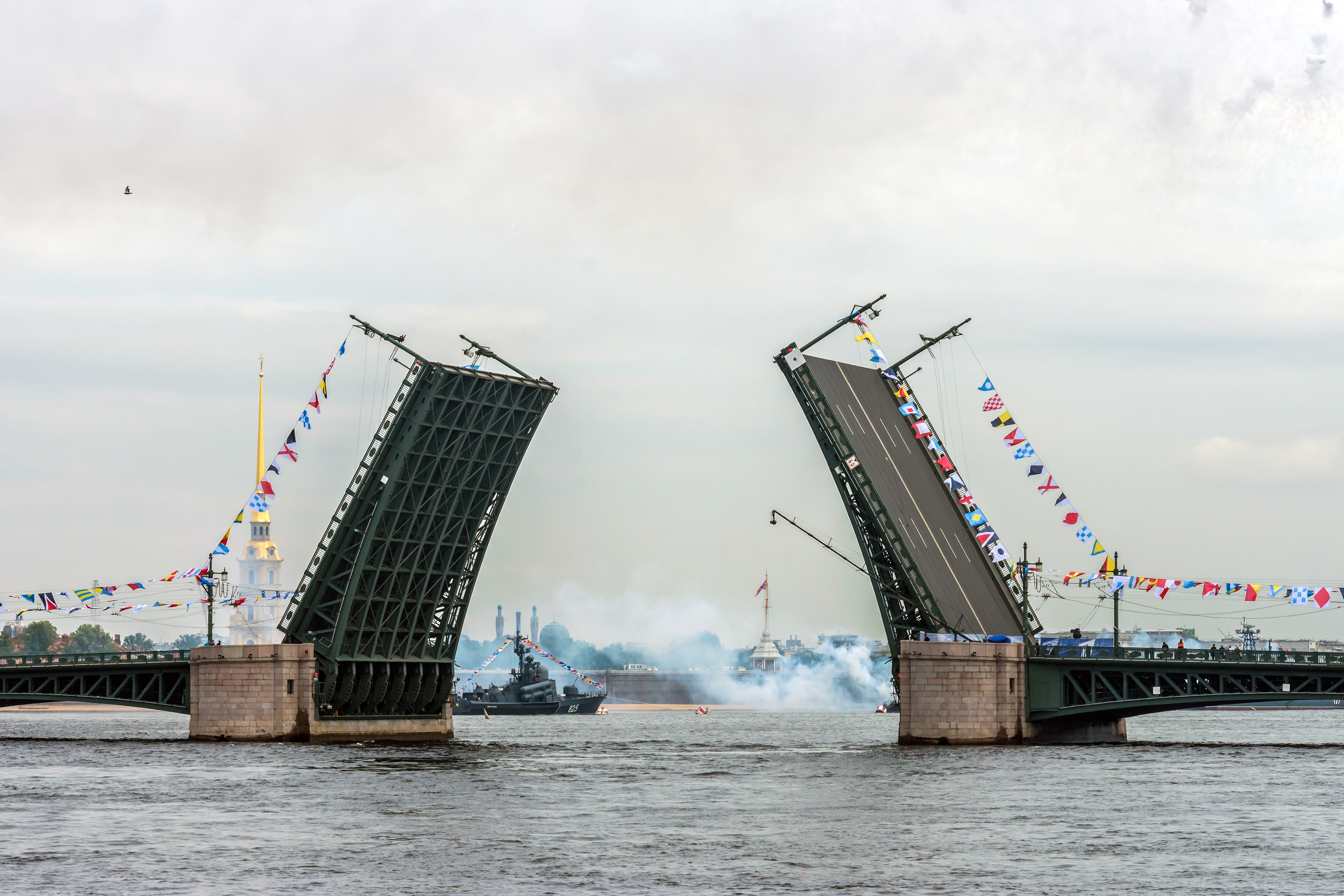 Разведенный Дворцовый мост в Санкт-Петербурге