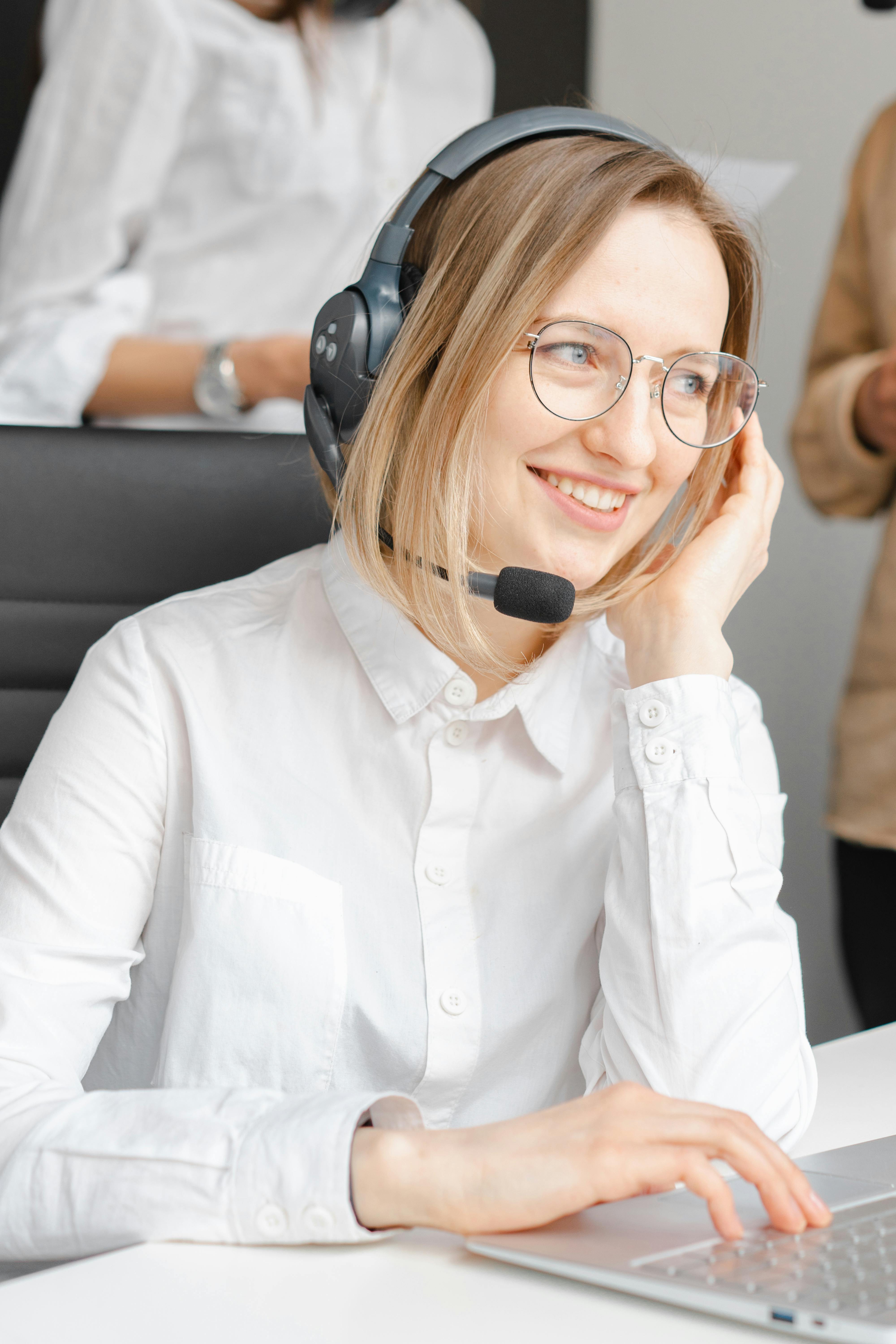 Оператор call-центра за ноутбуком с гарнитурой
